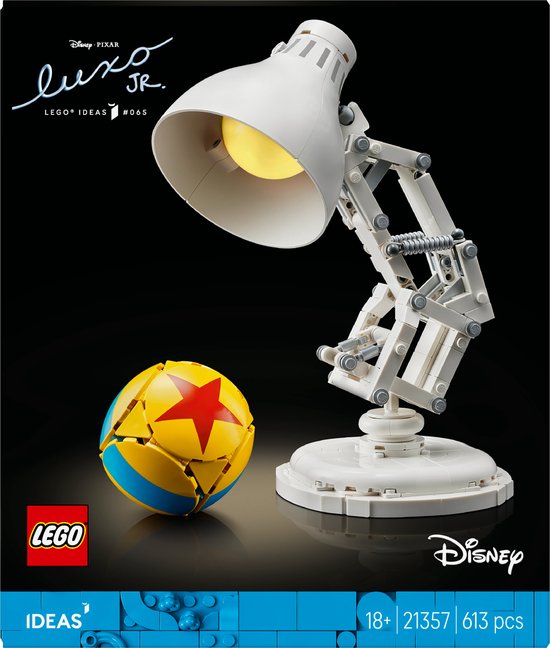 Modèle d'exposition LEGO Ideas Luxo Jr. avec lampe jaune et ballon à étoile rouge sur fond noir.
