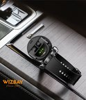 Zwarte smartwatch met een oplaadhoesje waar twee oordopjes in zitten, op een houten ondergrond.