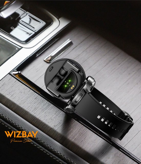 Zwarte smartwatch met een oplaadhoesje waar twee oordopjes in zitten, op een houten ondergrond.