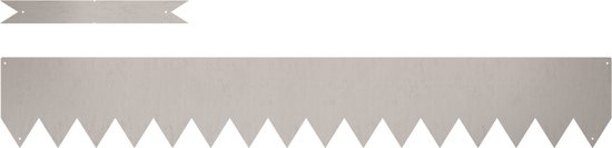 Zilverkleurige metalen grasafscheiding met puntige rand en een smal, puntig decoratief element erboven.