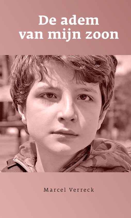 Boekomslag: close-up van een jongen met bruin krullend haar, kijkt ernstig. Titel 'De adem van mijn zoon'.
