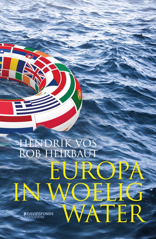 Titel: Europa in woelig water. Een reddingsboei bedekt met vlaggen van Europese landen drijft in de oceaan.
