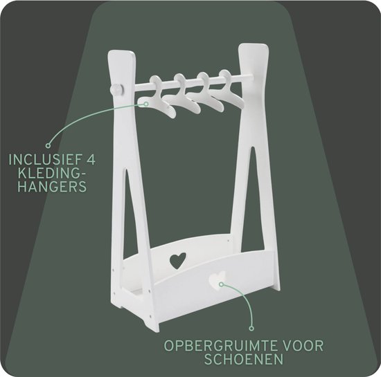 Wit houten kleerhangerrek voor poppen, inclusief 4 kledinghangers en opbergruimte voor schoenen.