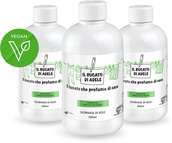 Drie flessen "Il Bucato di Adele" wasparfum met het etiket "Giornata di Sole" 500ml en een groen "Vegan" logo.