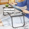 Verstelbare laptoptafel met bekerhouder en een leeslampje. De tafel kan gekanteld worden.