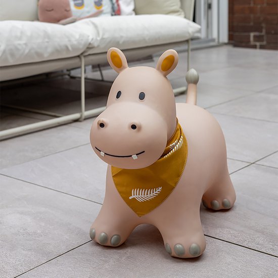 Lichtroze skippend Nijlpaard met gele bandana met witte bladeren, op betegeld terras.