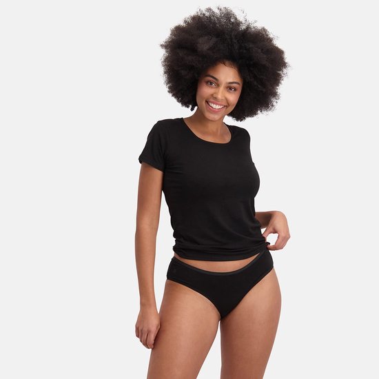Culottes hipster noires, sur un mannequin avec un T-shirt noir.