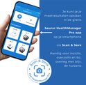 Hand die smartphone vasthoudt met Beurer HealthManager Pro app. Toont menu "Apparaatselectie" met foto's van bloeddrukmeters.