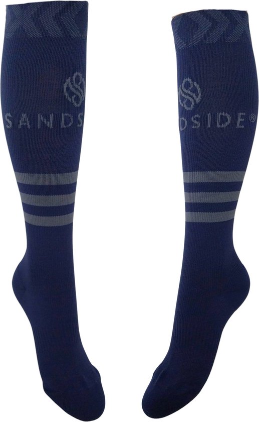 Een paar donkerblauwe compressiekousen met logo en grijze strepen op een witte achtergrond.