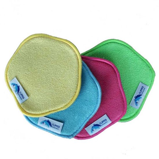 Quatre éponges Flipper dans les tons jaune, bleu, rose et vert, avec une étiquette de dolfijn.