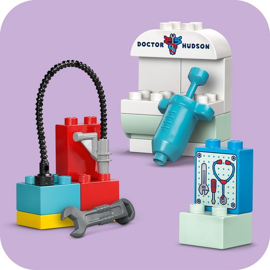 LEGO Duplo Cars doktersspullen: Doktersgarage met 'Doctor Hudson', pompstation, spuit, medische instrumenten.
