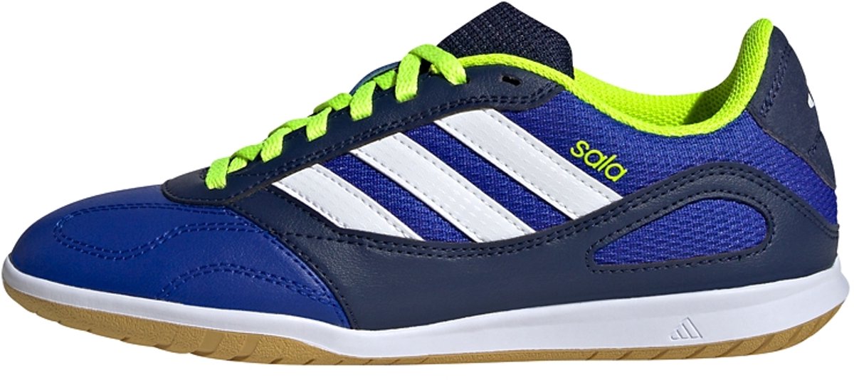 Blauwe adidas Super Sala Competition 3 voetbalschoenen voor kinderen met groene veters en witte strepen.