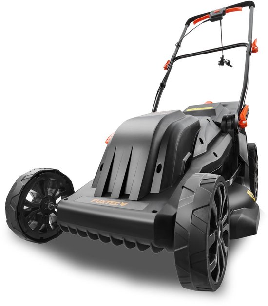 Zwarte FUXTEC grasmaaier met oranje hendels, schuine weergave van voren.