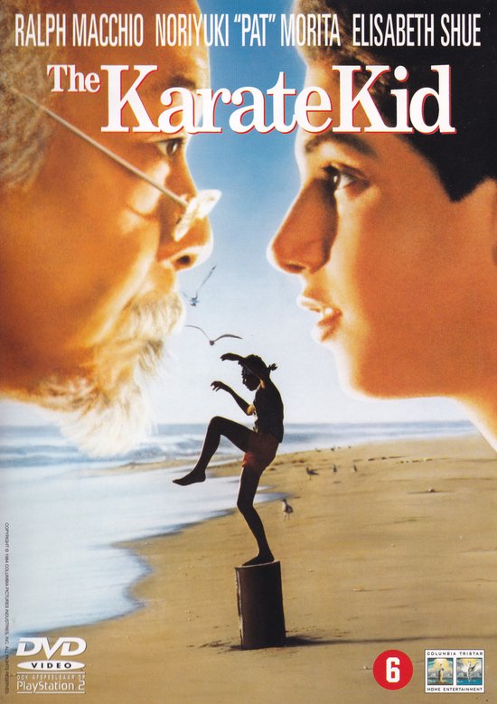 The Karate Kid poster met Ralph Macchio, Noriyuki 'Pat' Morita en Elisabeth Shue. Een meisje rent op een strand.