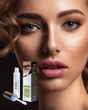 Close-up van een vrouw met volle lippen, grijze ogen, oogschaduw en wenkbrauwserum.