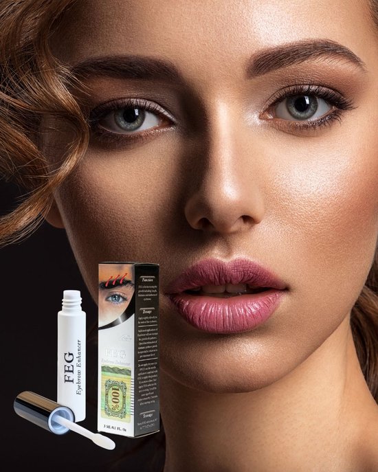 Close-up van een vrouw met volle lippen, grijze ogen, oogschaduw en wenkbrauwserum.
