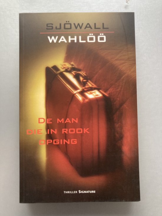 Boekomslag met rode en gele tinten, een hand die een gouden aansteker vasthoudt, met de titel 'De Man Die In Rook Opging' erop.