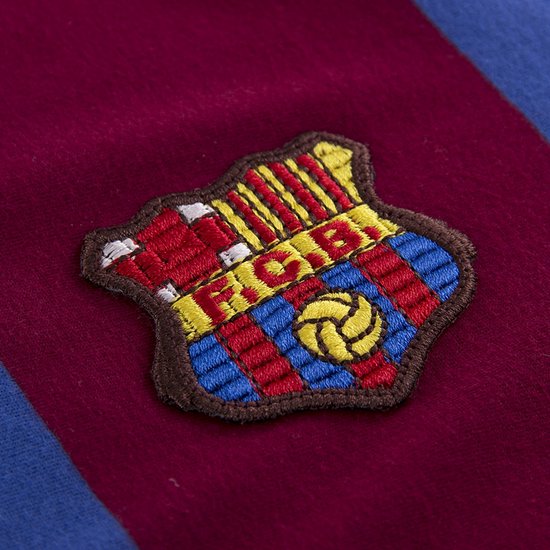 Borduursel van het FC Barcelona logo met gele, rode en blauwe banen op een bordeauxrood shirt