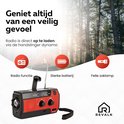 Rode noodradio met handzwengel, radiofunctie, sterke batterij en felle zaklamp, in een bosrijke omgeving met tent.