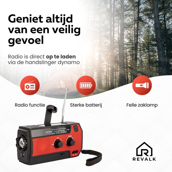 Rode noodradio met handzwengel, radiofunctie, sterke batterij en felle zaklamp, in een bosrijke omgeving met tent.