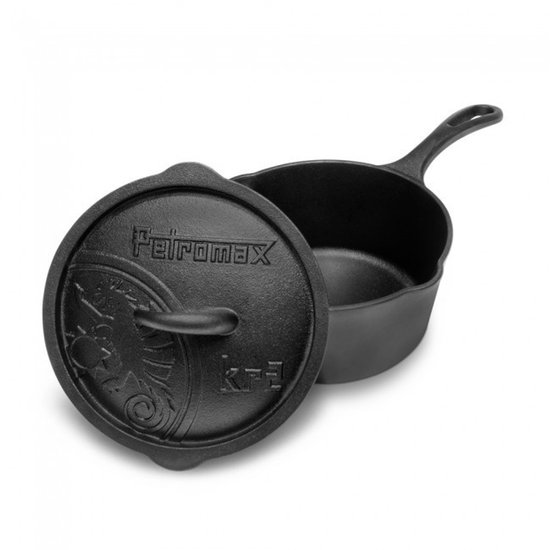 Zwarte gietijzeren steelpan met deksel met "Petromax" en een draak reliëf.