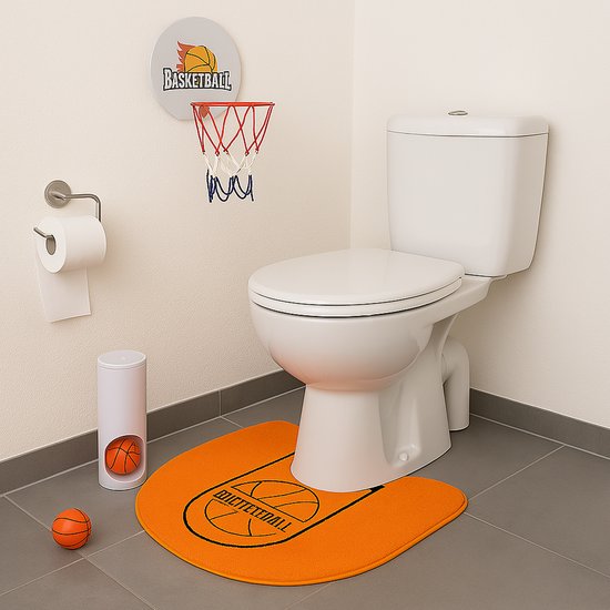 Toilet met basketbalring aan de muur, oranje basketbalmat op de grond en een toiletrolhouder.