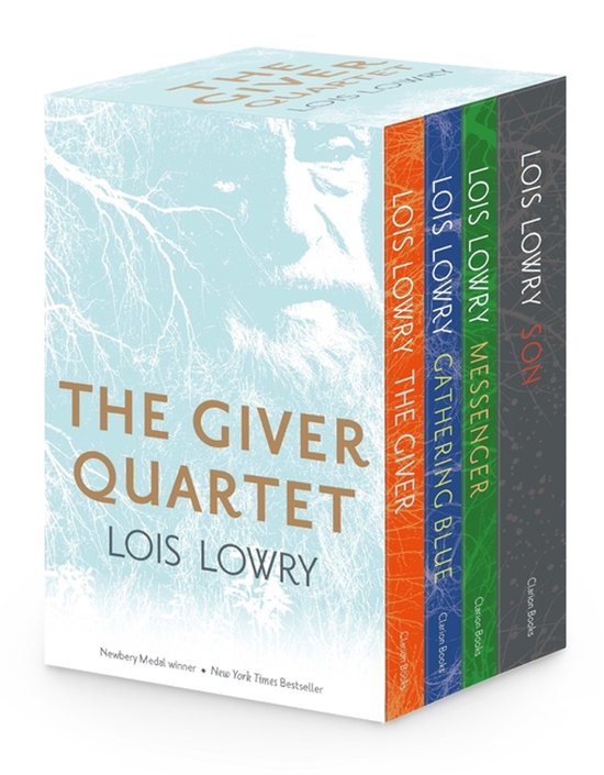 De Giver Quartet boxset met vier boeken: The Giver, Gathering Blue, Messenger en Son. De box heeft een illustratie van een gezicht en takken.