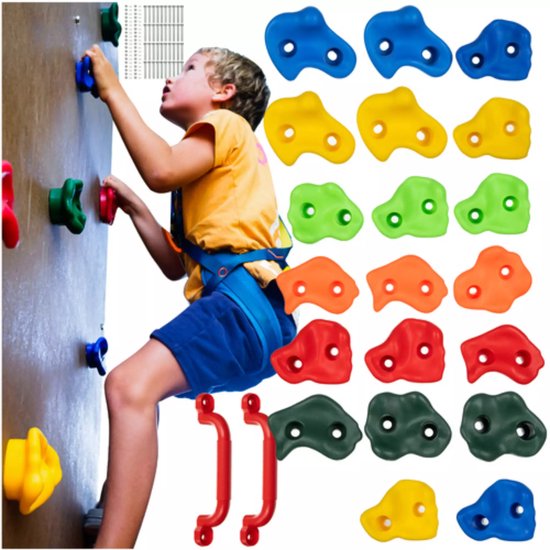 Een jongen klimt op een muur met kleurrijke grepen. Naast hem liggen grepen en grijpers.