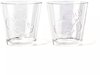 Deux verres transparents avec un relief de Mickey Mouse. Un verre a une fleur à côté de Mickey.