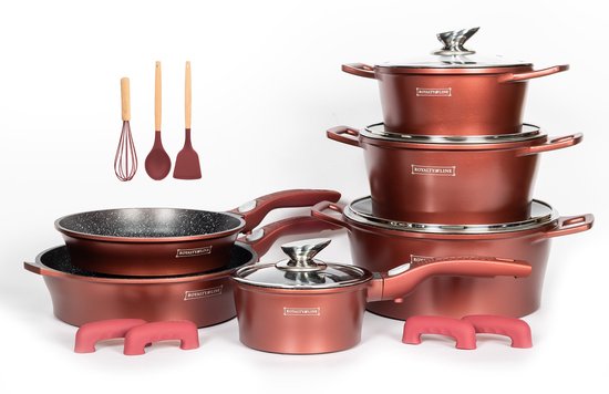 Een bordeauxrode pannenset met antiaanbaklaag, bestaande uit verschillende maten potten en pannen met glazen deksels, een koekenpan, en roze keukengerei.