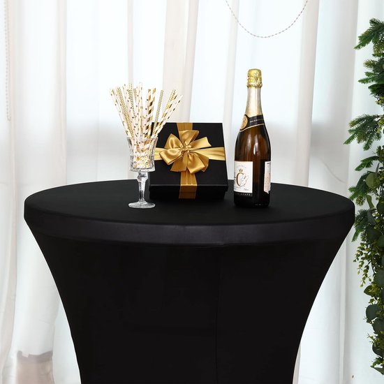 Zwarte statafelrok met een cadeau, champagnefles en glazen.