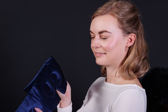 Slowwave Premium Silk Sleep Mask - 3D Edition - Geen druk op de ogen dankzij innovatief 3D design - Ultrazacht en 100% verduisterend - Echt moerbeizijde - Kleur: Navy (donkerblauw)