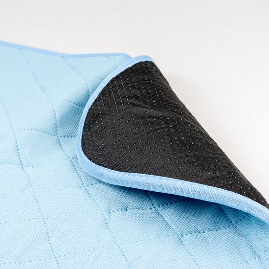 Lichtblauwe wasbare trainingsmat, ruitpatroon bovenzijde, zwarte antislip onderzijde met noppen.