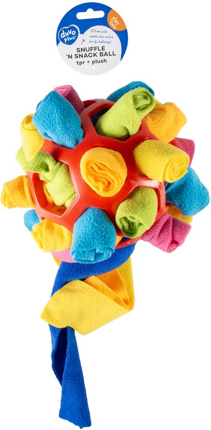 Een oranje 'Snuffel 'N Snack Ball' met veelkleurige stoffen rolletjes en een lint.