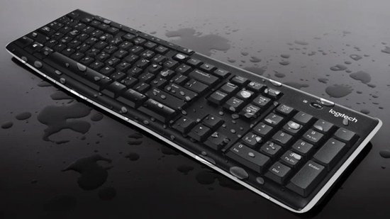 Zwart Logitech toetsenbord met waterdruppels, met numeriek toetsenblok.