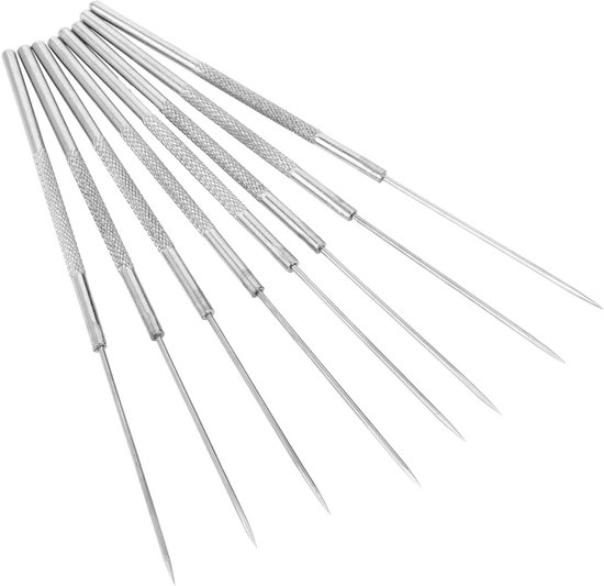 Een set van acht zilverkleurige priemen met gekartelde handvatten en scherpe punten.