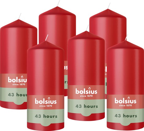 Set van zes rode stompkaarsen van Bolsius, elk met een brandduur van 43 uur.