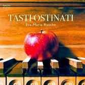 Een rode appel ligt op de toetsen van een orgel. De tekst 'TASTI OSTINATI' staat bovenaan.