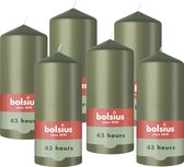 Zes groene Bolsius stompkaarsen van 13 cm met een brandduur van 43 uur.
