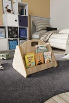 Houten boekenrek met drie vakken, gevuld met kinderboeken, naast een bed in een kinderkamer.