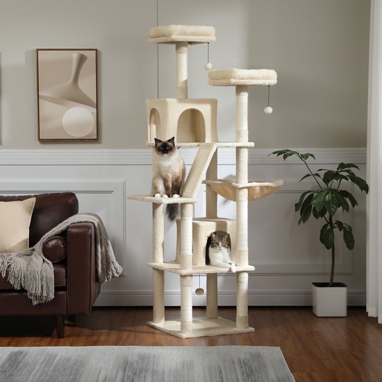 Hoge beige kattenboom met meerdere verdiepingen, speelgoed en twee katten erop.