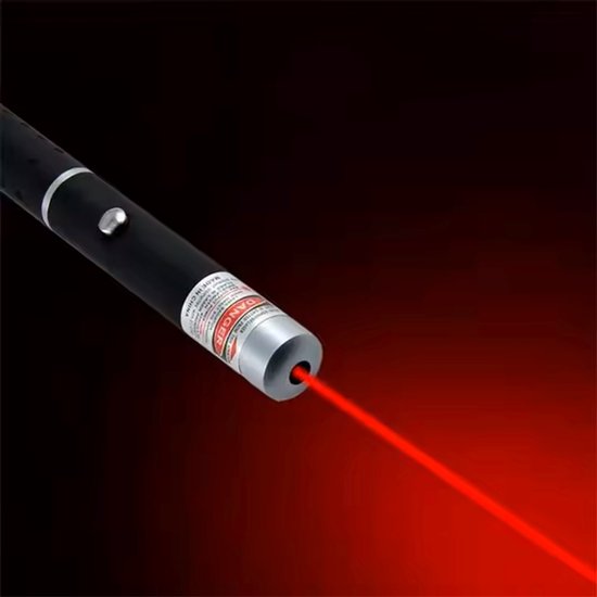 Zwarte laserpen met zilverkleurige details en een heldere rode laserstraal die uit de voorkant komt.