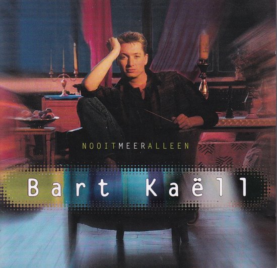 Bart Kaëll zit in een stoel met zijn hoofd in zijn hand. Tekst: NOOIT MEER ALLEEN.