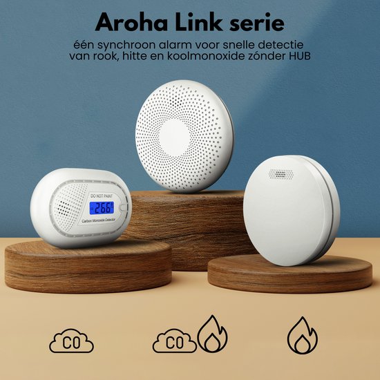 Drie witte Aroha Link melders op houten sokkels: een rookmelder, een koolmonoxidemelder met display en een combimelder.