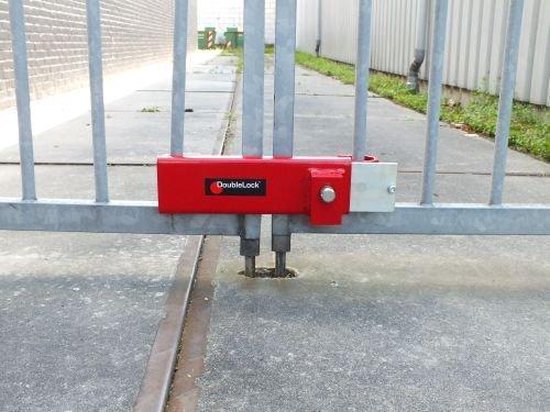Rood DoubleLock containerslot bevestigd aan een metalen hek.