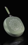Lichtgroene grillpan, onderkant met geometrisch patroon en tekst '100% MADE IN ITALY'.