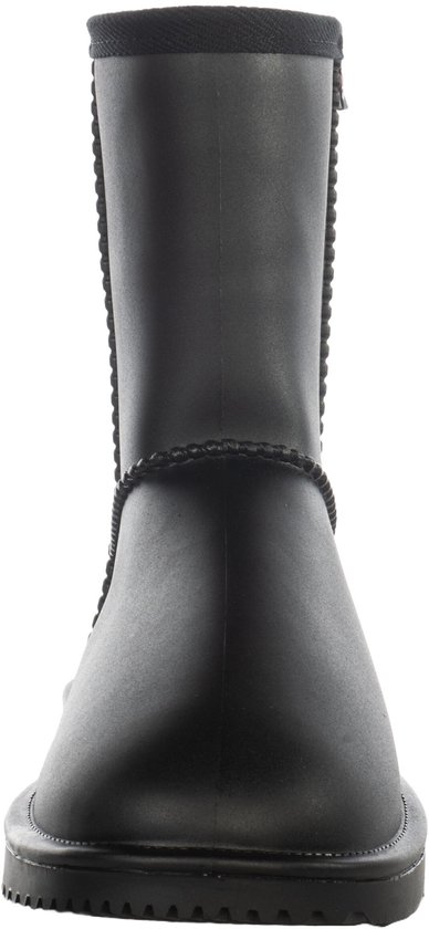 Vue de face d'une botte noire toutes saisons avec coutures apparentes.
