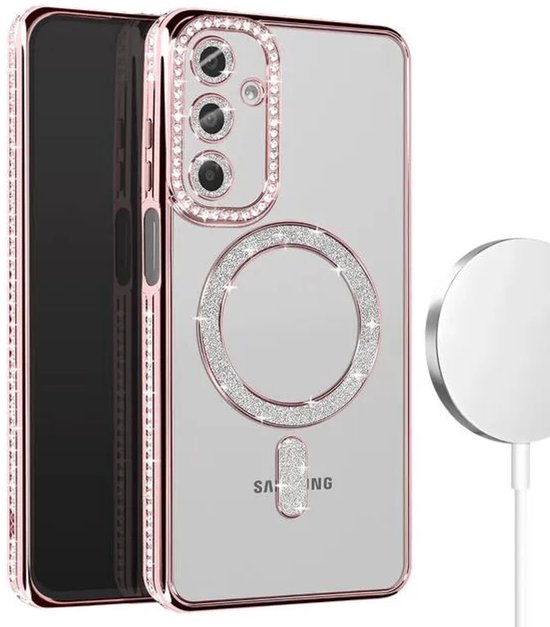 Coque de téléphone rose dorée transparente avec paillettes et anneau Magsafe, décorée de strass autour des caméras et de l'anneau.