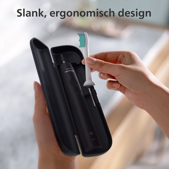 Handen houden een zwarte Philips Sonicare sonische tandenborstel met reisetui.