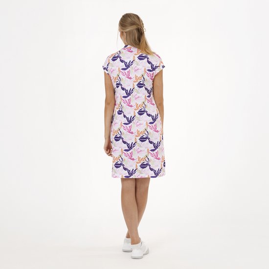 Model met de rug naar de camera in een witte jurk met korte mouwen en een bloemenprint in roze, paars, oranje en groen.